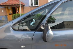 oderwane lewe lusterko samochodu Citroen, które zwisa w dół przy drzwiach przednich lewych