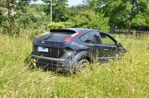 Porzucony ford w zaroślach