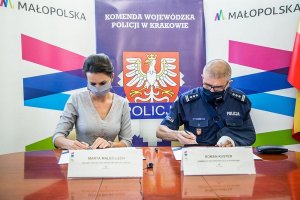 Przedstawiciele: Urzędu Marszałkowskiego Województwa Małopolskiego oraz Komendy Wojewódzkiej Policji w Krakowie podpisują porozumienie