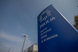 Niebieski, pionowy witacz: Odział Prewencji Policji w Krakowie