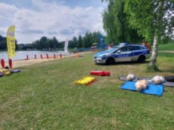 policjanci kontrolują plaże