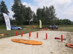 policjanci kontrolują plaże