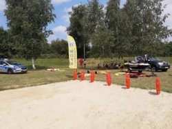 policjanci kontrolują plaże