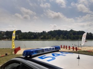 policjanci kontrolują plaże