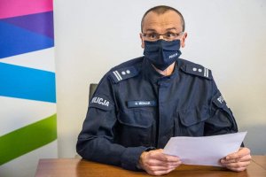 Policjant podczas ogłoszenia wyników konkursu