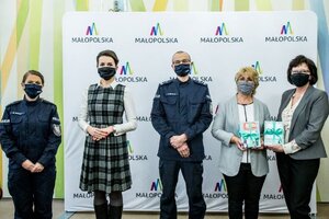 Policjanci z przedstawicielami Urzędu Marszałkowskiego Województwa Małopolskiego oraz przedszkola podczas konferencji