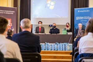 Komisja konkursowa i laureaci konkursu podczas gali wręczenia nagród