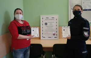 Przedstawiciel krakowskiego Oddziału Zakładu Ubezpieczeń Społecznych z policjantką prezentują ulotki