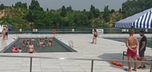 W wydzielonym basenie widać kapiące się dzieci, które są dozorowane przez osoby starsze stojące na podeście