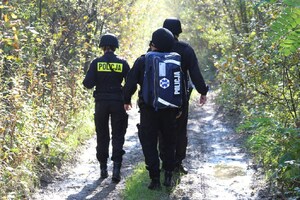 trójka policjantów podczas poszukiwań zaginionego