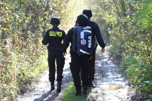 trójka policjantów podczas poszukiwań zaginionego