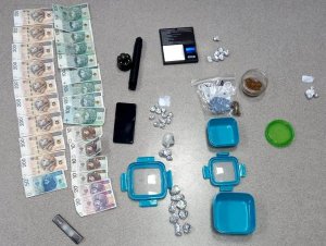 narkotyki, pieniądze i inne przedmioty zabezpieczone przez policjantów