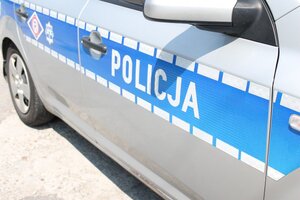 napis Policja na boku radiowozu