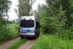 radiowóz na drodze polnej