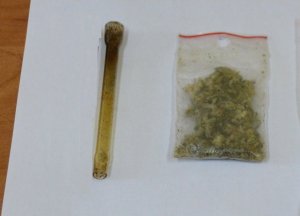 KPP Oświęcim zabezpieczona marihuana lufka - zdjęcie poglądowe