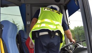 Policjant ruchu drogowego sprawdza poprawność działania układy kierowniczego