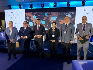 Pamiątkowe zdjęcie uczestników panelu dyskusyjnego pod nazwą Razem dla bezpieczeństwa ruchu drogowego