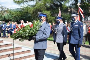 złożenie wieńców przed tablicą epitafijną przez przedstawicieli Policji
