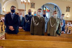 Komendant Wojewódzki Policji w Krakowie wraz z przedstawicielami innych służb podczas mszy świętej