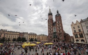 Rynek w Krakowie. Tłum ludzi oddaje cześć powstańcom w trakcie godziny W