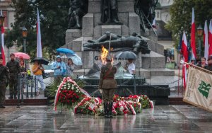 Grób Nieznanego Żołnierza. W tle Pomnik Grunwaldzki żołnierz podnosi szablę