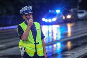 Policjant ruchu drogowego rozmawia przez radiostację służbową w pobliżu placu Matejki