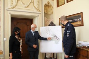starosta przedstawia komendantowi wojewódzkiemu Policji plan budowy KPP w Wieliczce