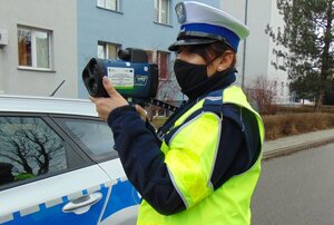 policjantka WRD podczas pomiaru prędkości