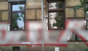 pseudograffiti na elewacji kamienicy