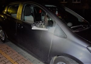 uszkodzone lusterko w samochodzie osobowym