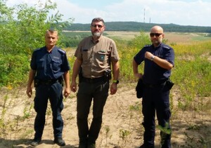 patrol złożony z dwóch policjantów i strażnika leśnego