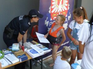 Stoisko prewencji. Policjantka i dzieci