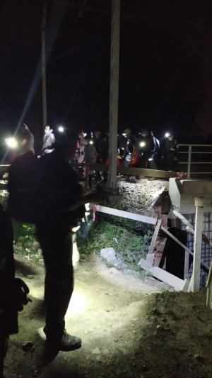 grupy poszukiwawczo-ratownicze z latarkami podczas akcji poszukiwań za zaginioną, po zmroku