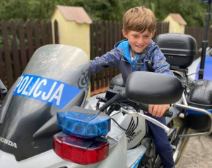 policjant edukujący dzieci