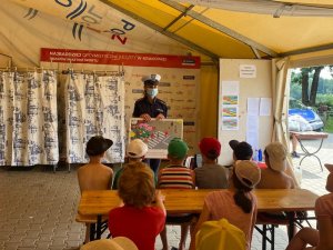 policjant edukujący dzieci