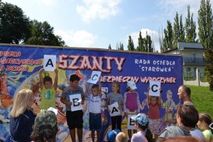 policjanci podczas akcji profilaktycznej