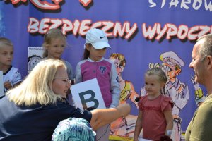 policjanci podczas akcji profilaktycznej