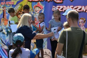 policjanci podczas akcji profilaktycznej