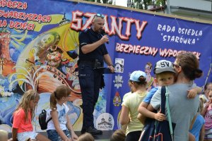 policjanci podczas akcji profilaktycznej