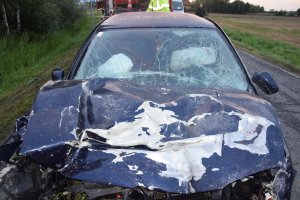 volkswagen biorący udział w wypadku, zbliżenie na uszkodzoną maskę pojazdu