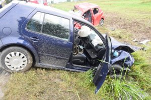 uszkodzony volkswagen - widok na samochód od strony pasażera, w środku widoczne poduszki powietrzne