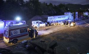 obsługa wypadku. Radiowóz i straż pożarna  na miejscu