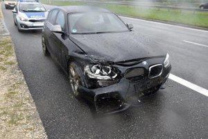 Uszkodzona prawa przednia część ciemnego BMW