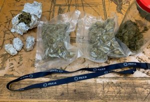 susz marihuany umieszczony w słoiku, dwóch woreczkach  oraz w czterech zawiniątkach sreberka, przy czym jeden rozpakowany oraz smycz na szyję z napisem policja