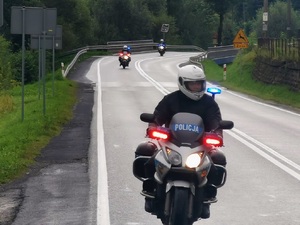 policjanci na motocyklach służbowych
