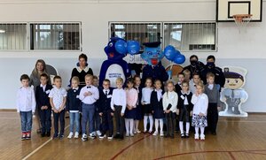 Zdjęcie grupowe klasy I wraz z maskotkami oraz dwiema policjantkami