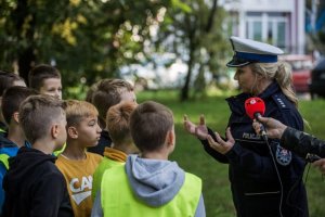 Policjantka ruchu drogowego rozmawia z dziećmi