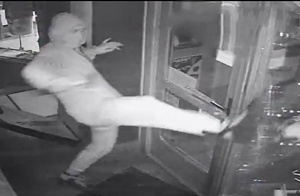 mężczyzna kopie w witrynę sklepową