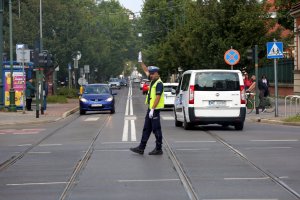 Policjant kieruje ruchem