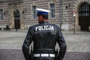 Policjant w motocyklowej skórze